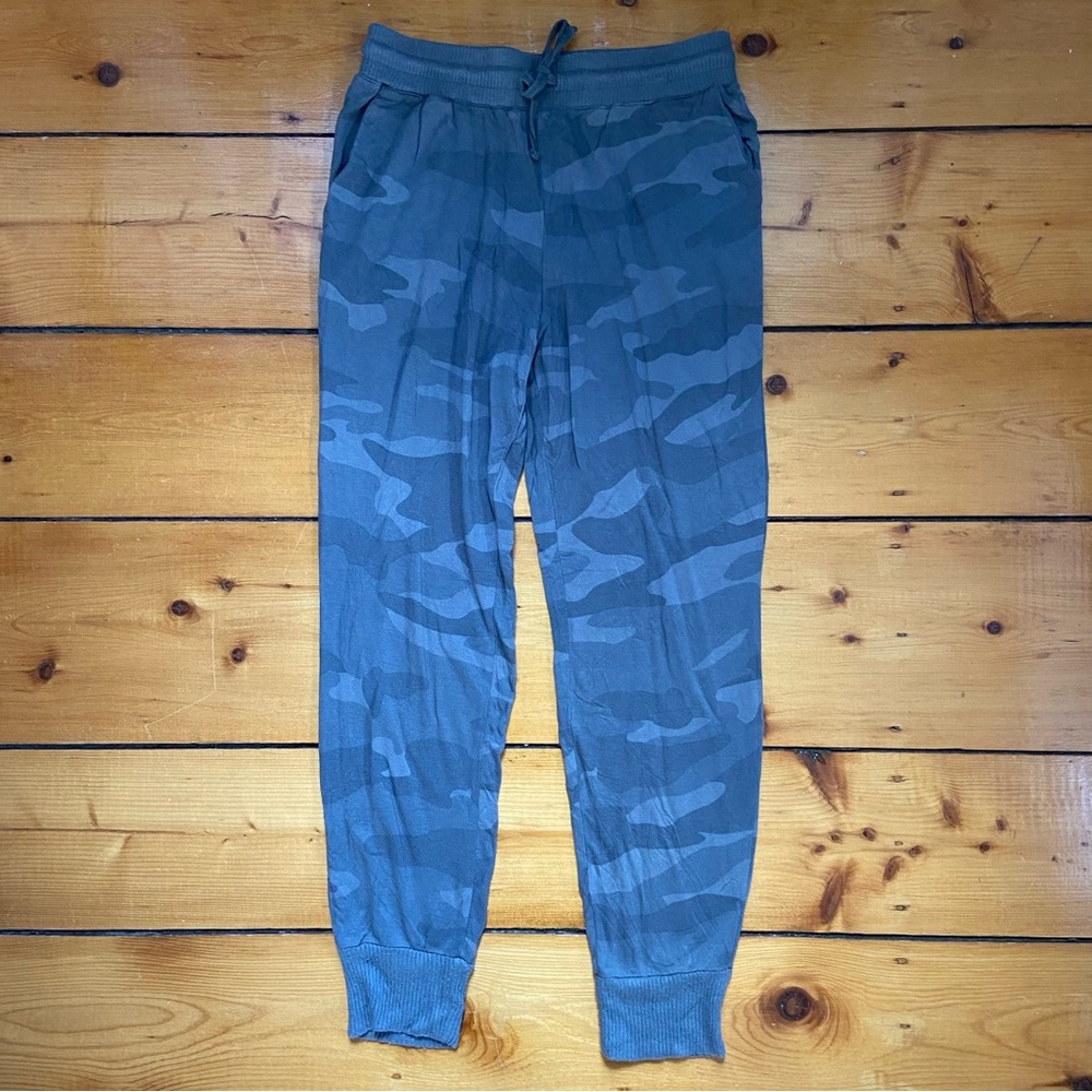 Splendid Women's Supersoft Olive Green Camo Jogger - Size Medium